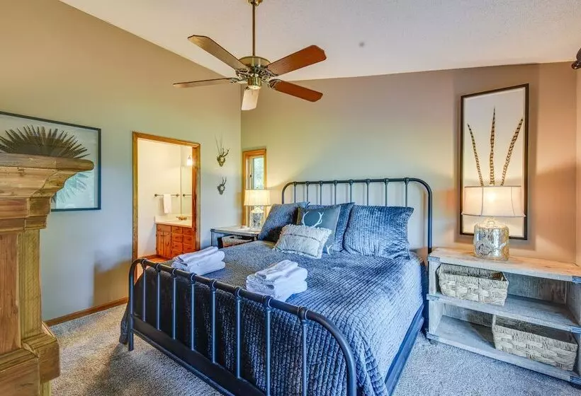Highlands Haven: Fireplace, Deck & Mountain Views!