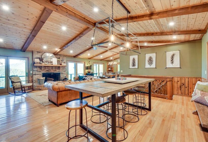 Highlands Haven: Fireplace, Deck & Mountain Views!