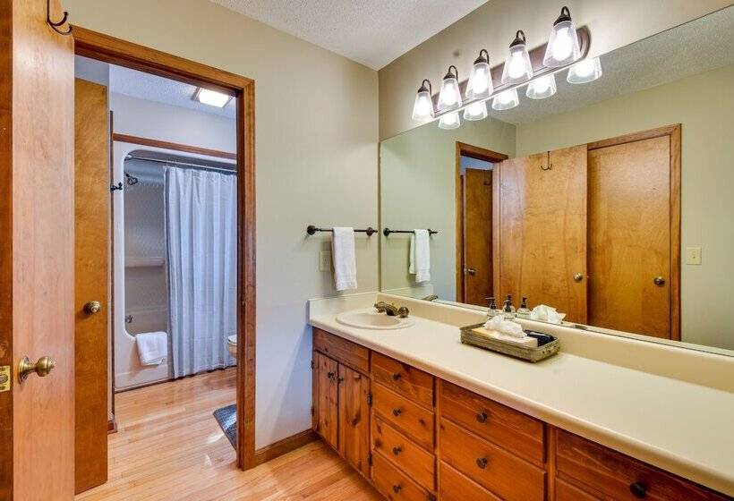 Highlands Haven: Fireplace, Deck & Mountain Views!