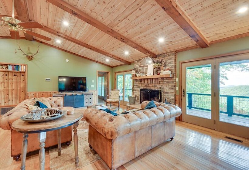 Highlands Haven: Fireplace, Deck & Mountain Views!