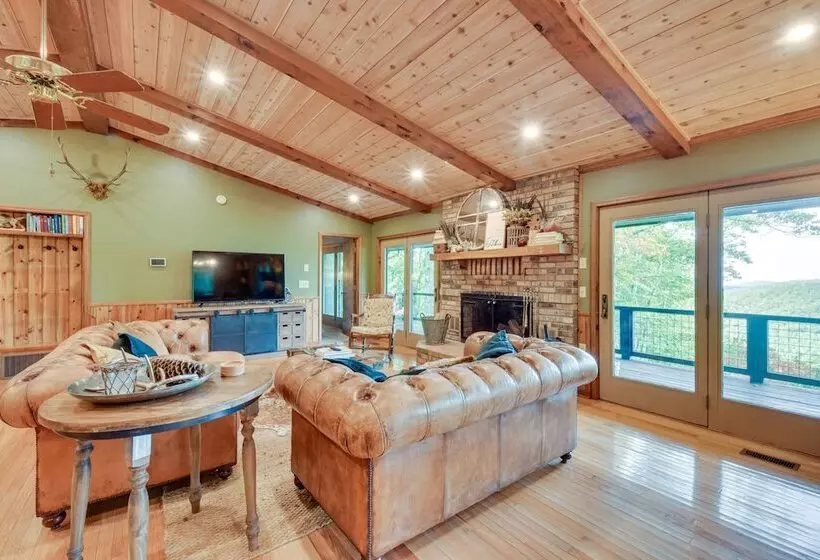 Highlands Haven: Fireplace, Deck & Mountain Views!