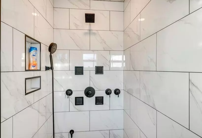 Luxe Pennsylvania Lakefront Vacation Rental!