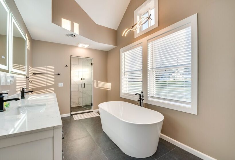 Luxe Pennsylvania Lakefront Vacation Rental!