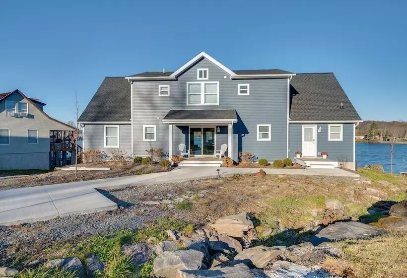 Luxe Pennsylvania Lakefront Vacation Rental!