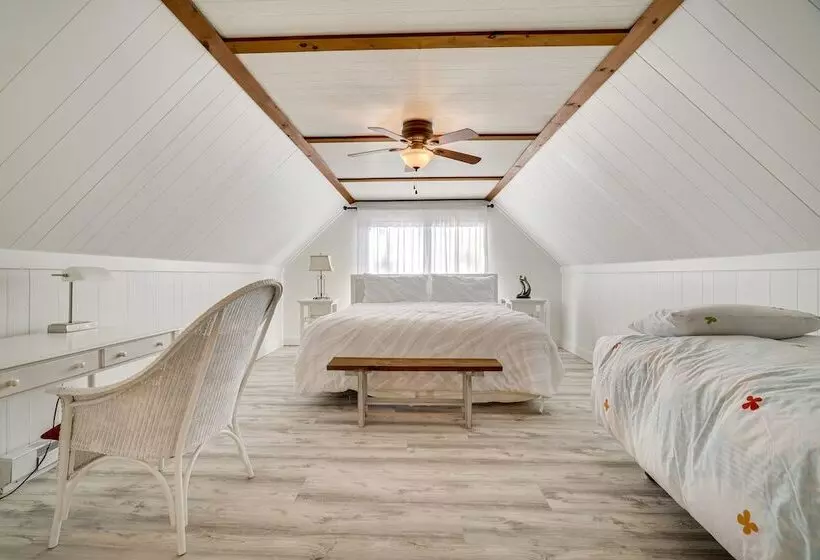 Peaceful Pocono Lake Cabin: Walk To Pine Lake!