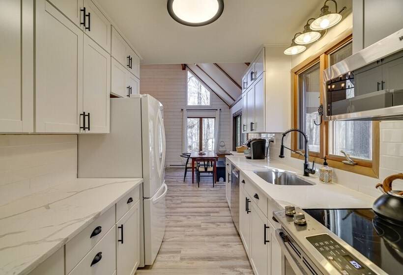 Peaceful Pocono Lake Cabin: Walk To Pine Lake!