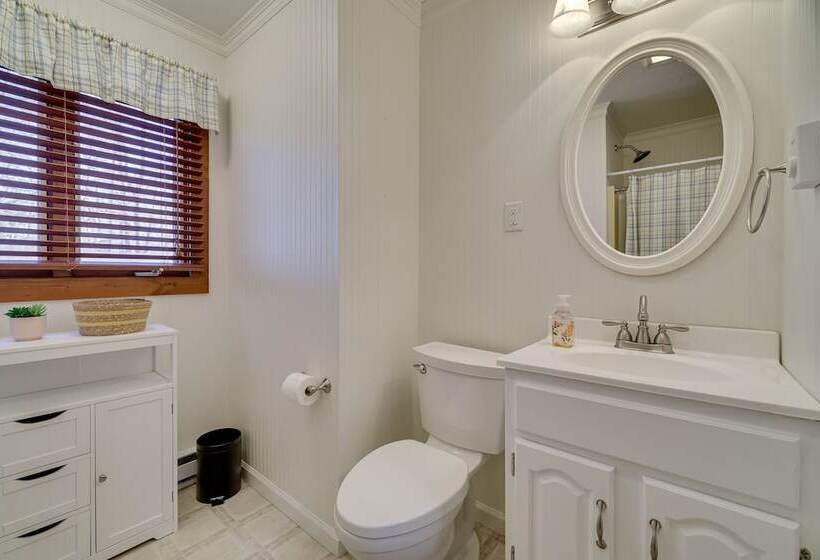 Peaceful Pocono Lake Cabin: Walk To Pine Lake!