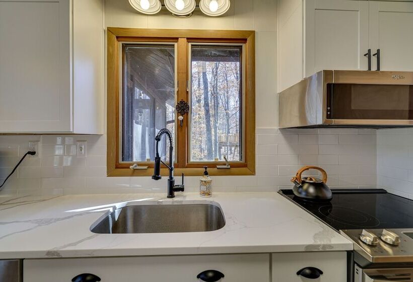 Peaceful Pocono Lake Cabin: Walk To Pine Lake!