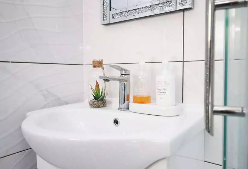 پانسیون Cardiff Private Double Rooms With Shared Bathroom Wi Fi And Free On Street Parking