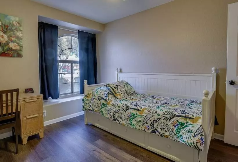 Pet Friendly Peoria Home Near State Farm Stadium!