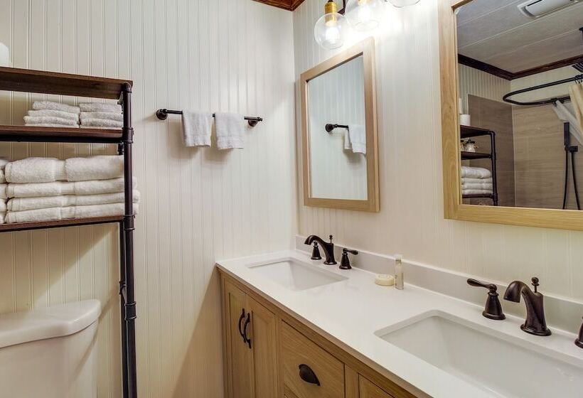 Pinetop Lakeside Cabin Rental: Porch & Fire Pit!