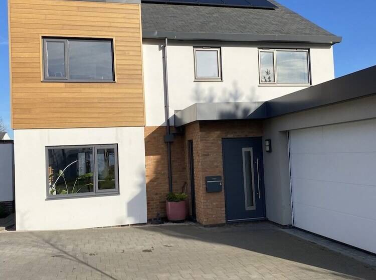 住所  Impeccable 3 Bed House   Topsham, Exeter