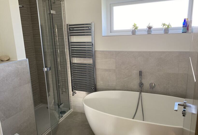 住所  Impeccable 3 Bed House   Topsham, Exeter