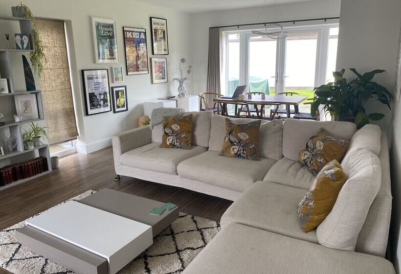 住所  Impeccable 3 Bed House   Topsham, Exeter