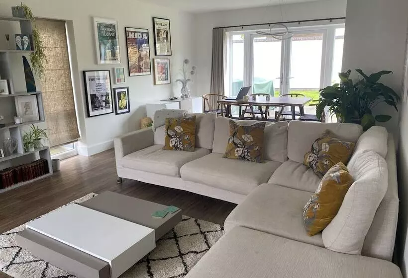 レジデンス Impeccable 3 Bed House   Topsham, Exeter