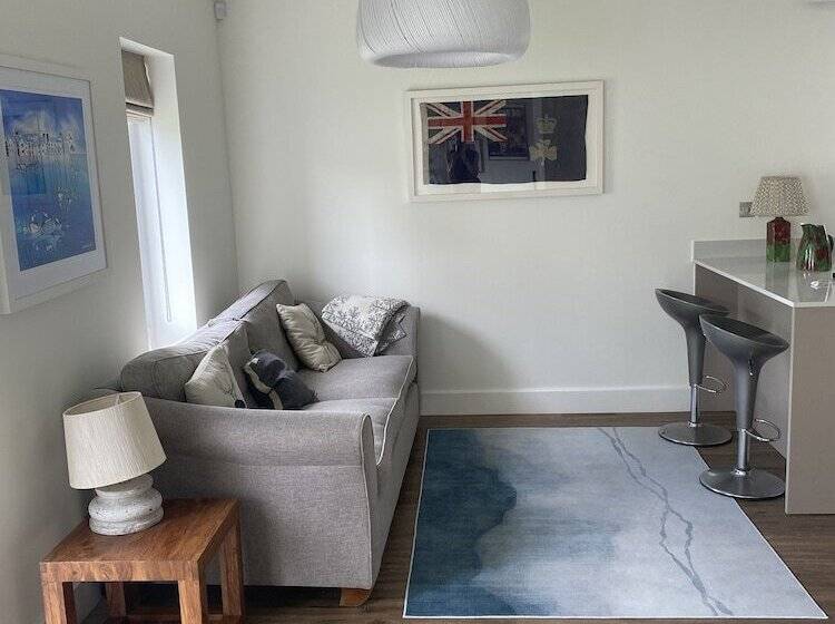 住所  Impeccable 3 Bed House   Topsham, Exeter