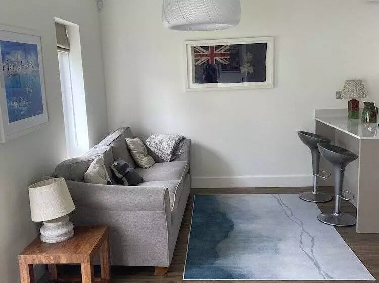 レジデンス Impeccable 3 Bed House   Topsham, Exeter