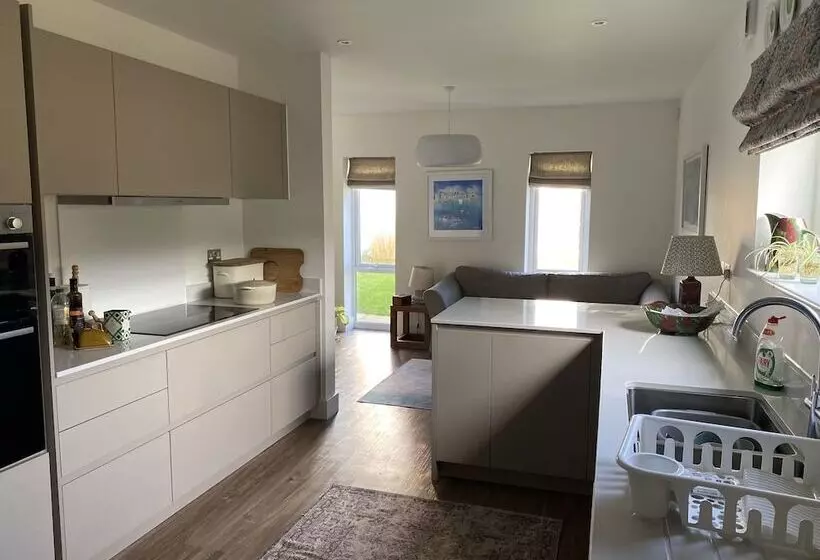 レジデンス Impeccable 3 Bed House   Topsham, Exeter