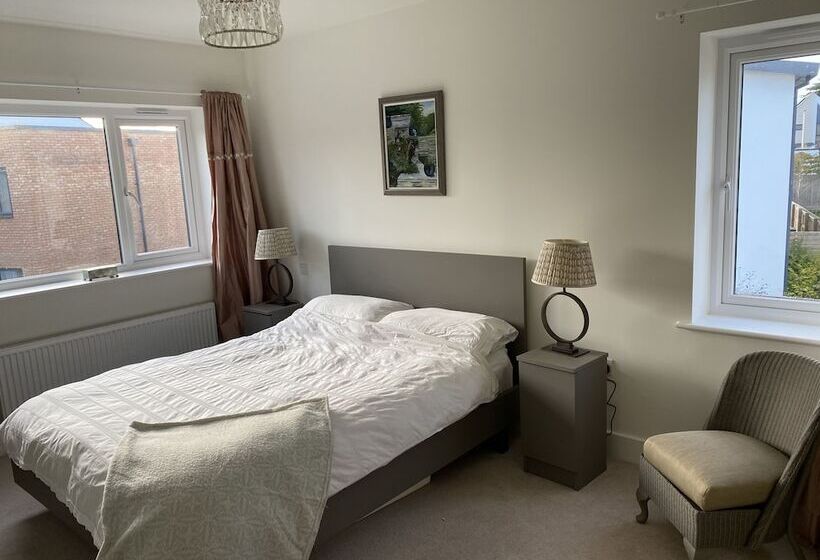 住所  Impeccable 3 Bed House   Topsham, Exeter