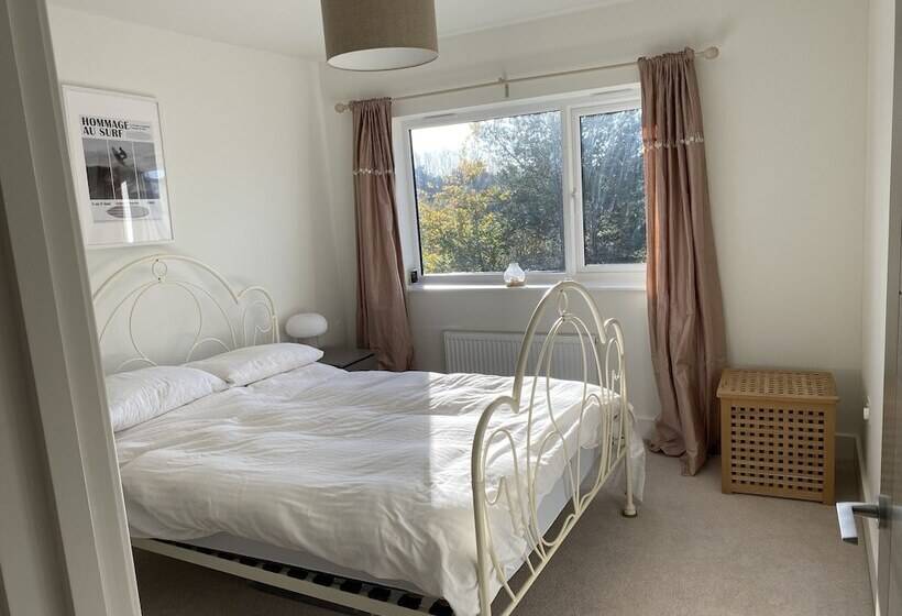 住所  Impeccable 3 Bed House   Topsham, Exeter