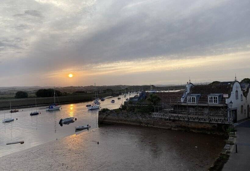 住所  Impeccable 3 Bed House   Topsham, Exeter