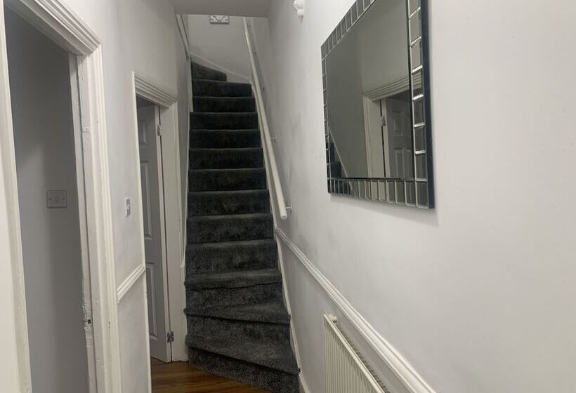 住所 Modern 3bed Garden House In Croydon, London ,uk