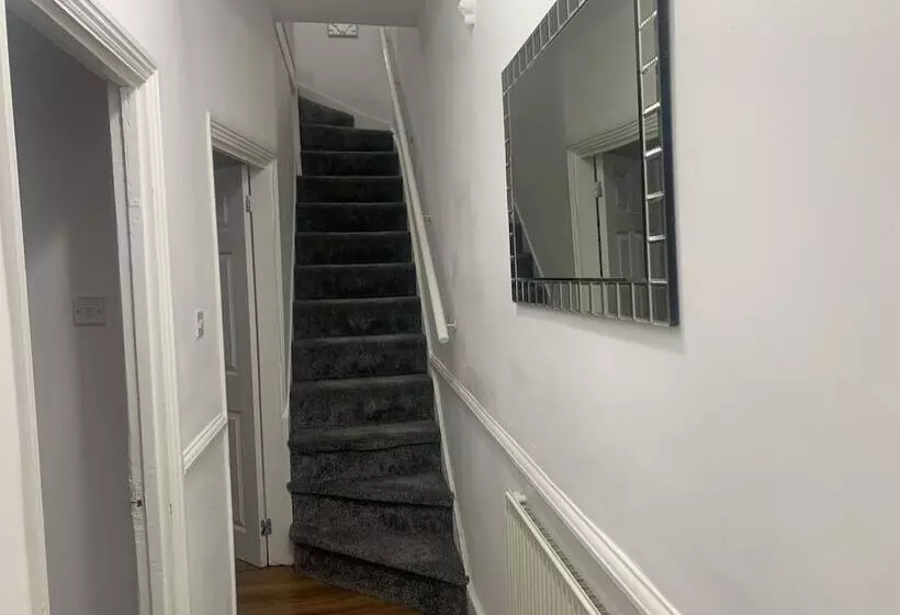 Residenssi Modern 3bed Garden House In Croydon, London ,uk