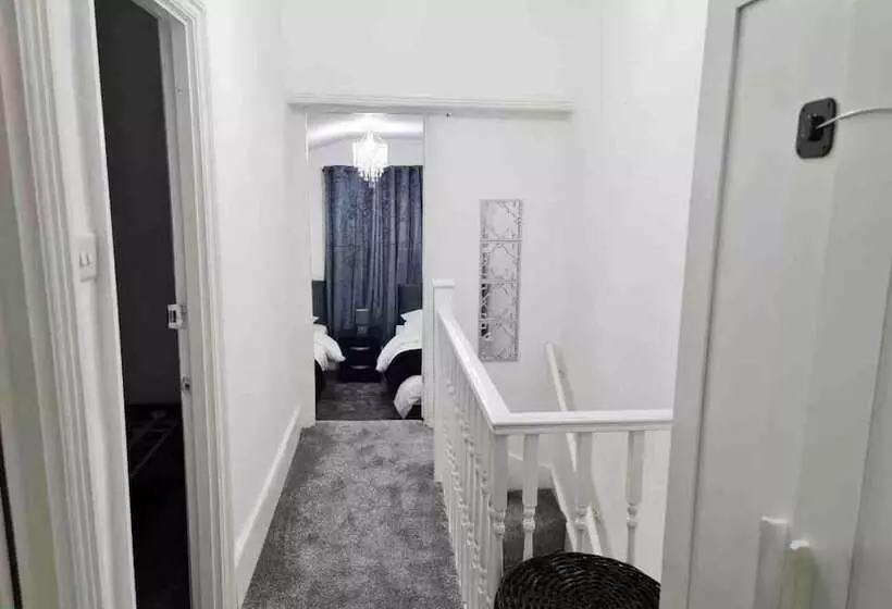 Residenssi Modern 3bed Garden House In Croydon, London ,uk