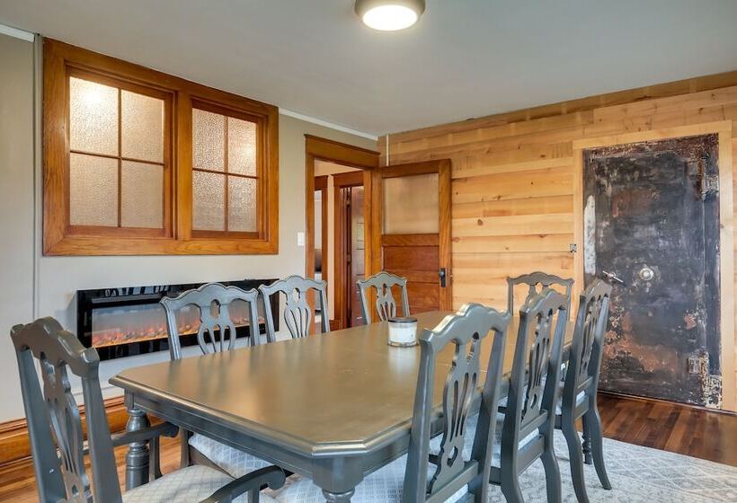 Spacious Home In Ramsay: 9 Smart Tvs + Pool Table!