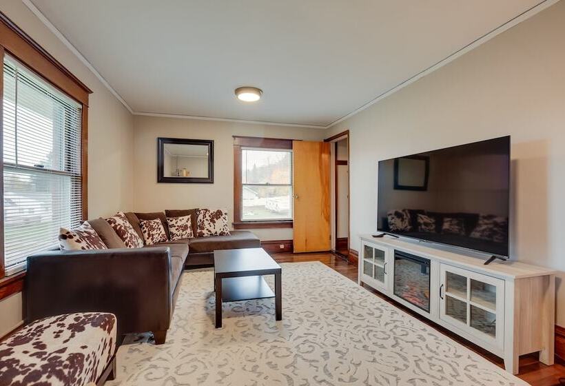 Spacious Home In Ramsay: 9 Smart Tvs + Pool Table!