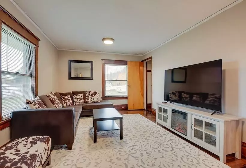 Spacious Home In Ramsay: 9 Smart Tvs + Pool Table!