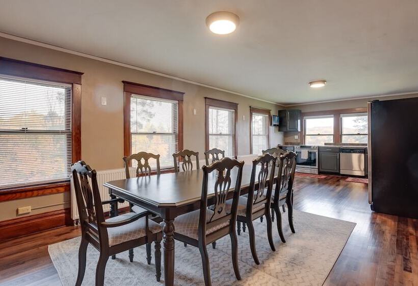 Spacious Home In Ramsay: 9 Smart Tvs + Pool Table!