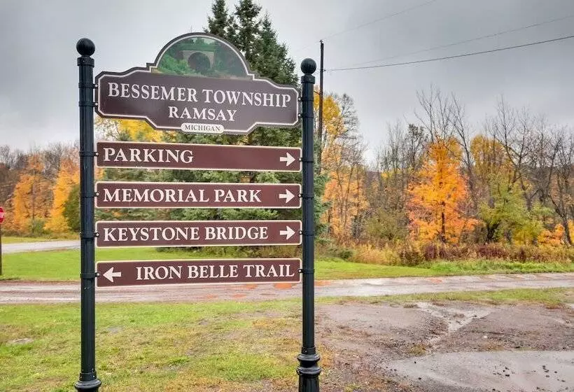 Spacious Home In Ramsay: 9 Smart Tvs + Pool Table!