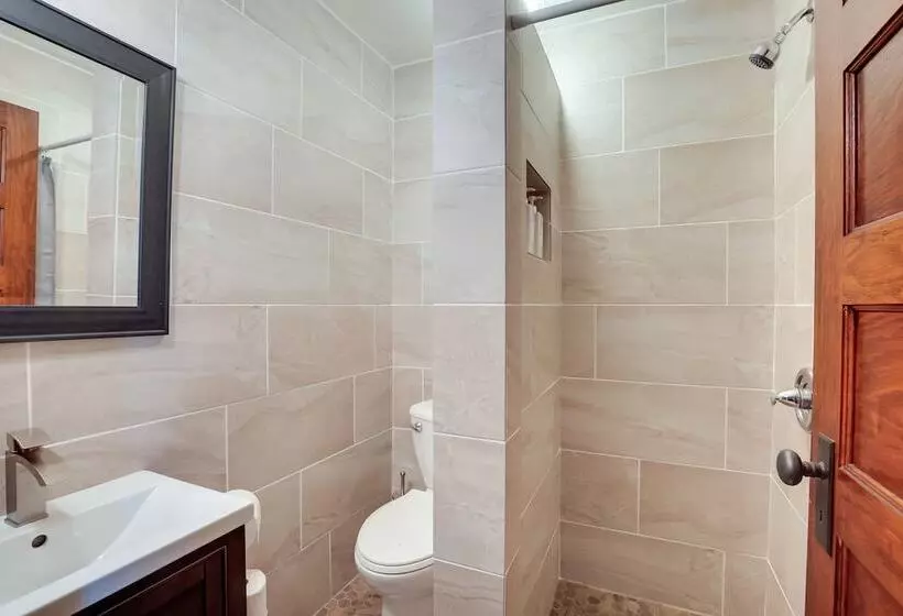 Spacious Home In Ramsay: 9 Smart Tvs + Pool Table!