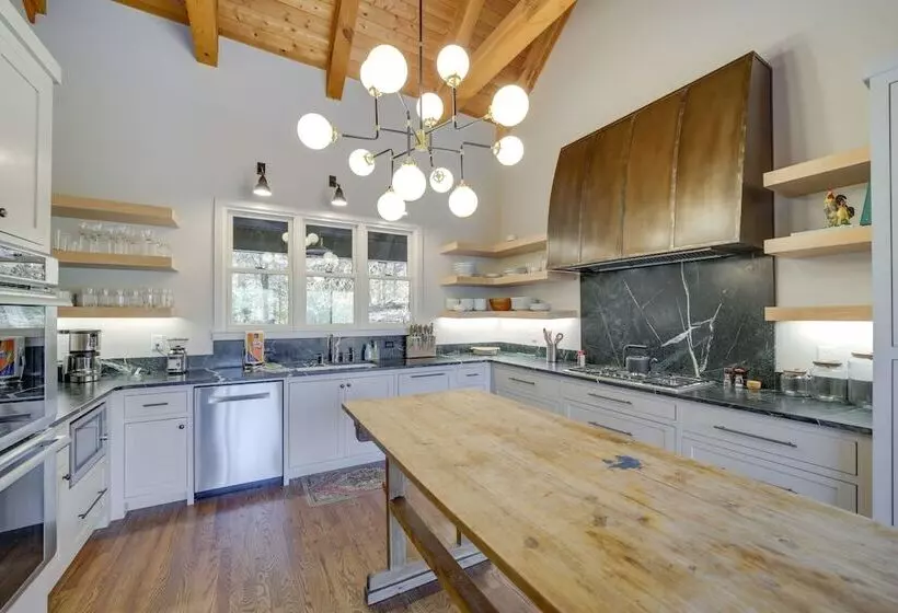 Stunning Cashiers Vacation Home W/ Mountain Views!