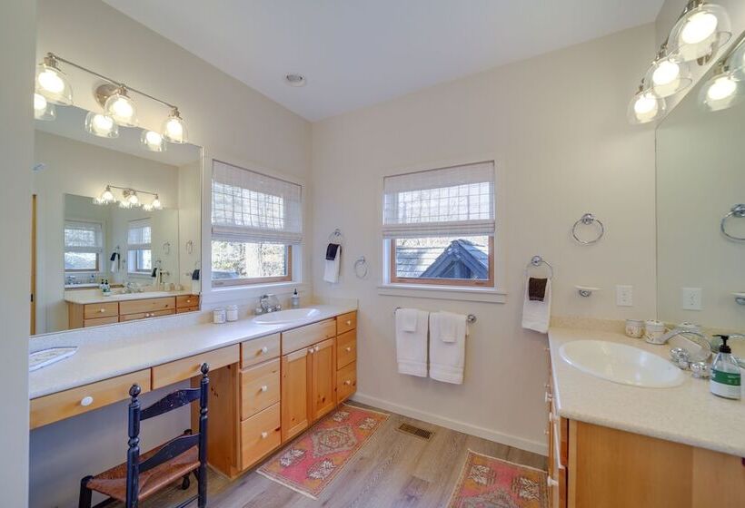 Stunning Cashiers Vacation Home W/ Mountain Views!