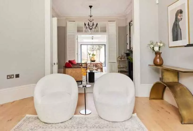 The Ealing Space   Classy 5bdr House With Garden And Parking