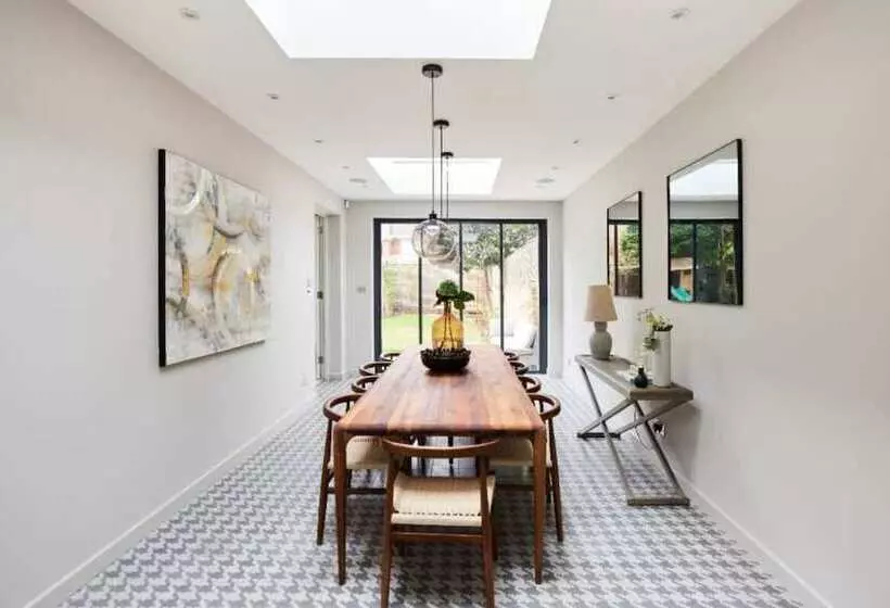 The Ealing Space   Classy 5bdr House With Garden And Parking