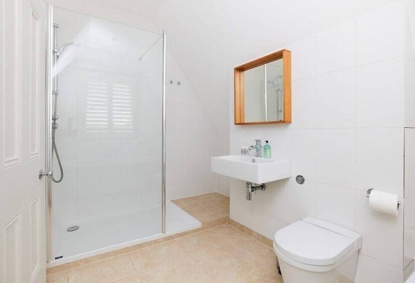 The Ealing Space Classy 5bdr House With Garden And Parking