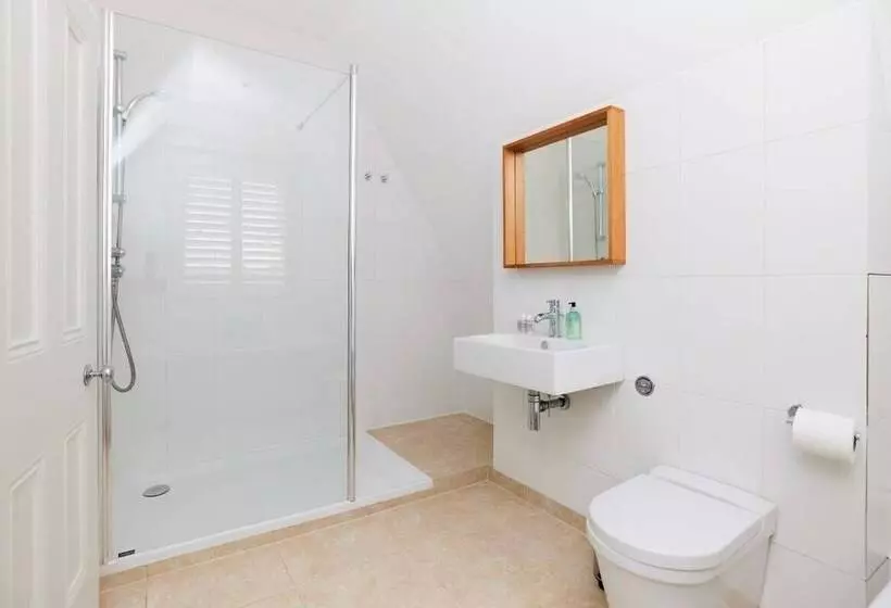 The Ealing Space   Classy 5bdr House With Garden And Parking