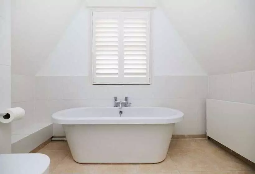 The Ealing Space   Classy 5bdr House With Garden And Parking