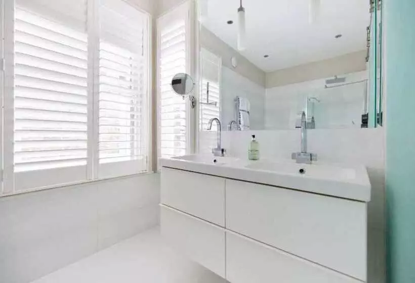 The Ealing Space   Classy 5bdr House With Garden And Parking
