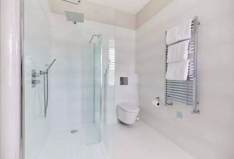 The Ealing Space   Classy 5bdr House With Garden And Parking