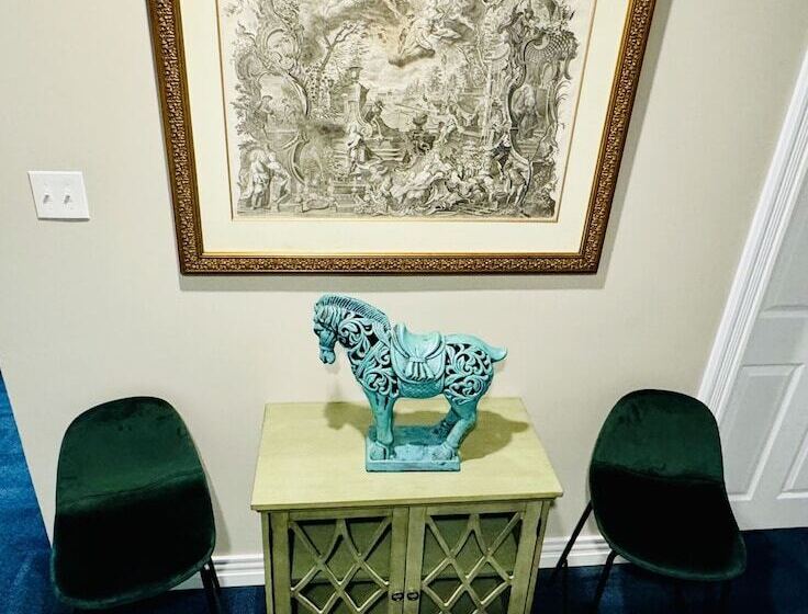 Loyalist Inn & Suites