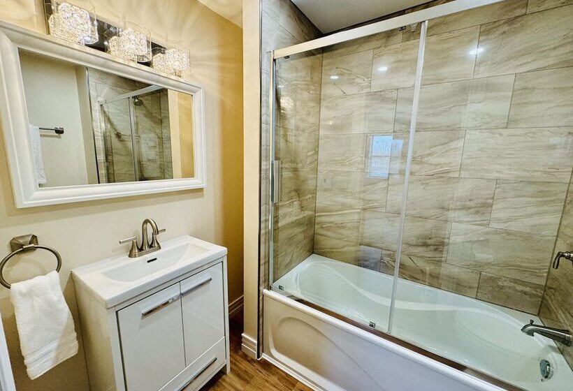 Loyalist Inn & Suites