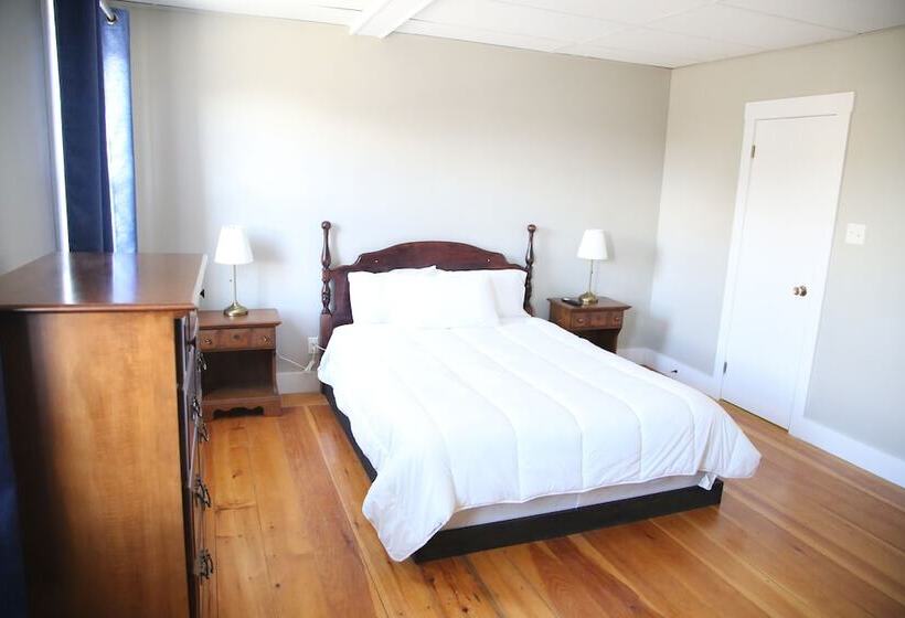 Loyalist Inn & Suites