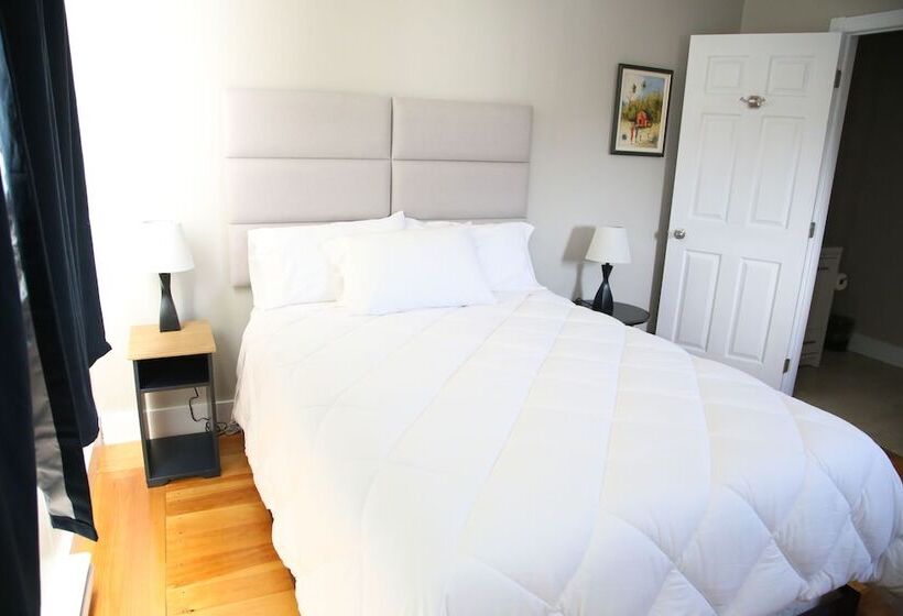 Loyalist Inn & Suites