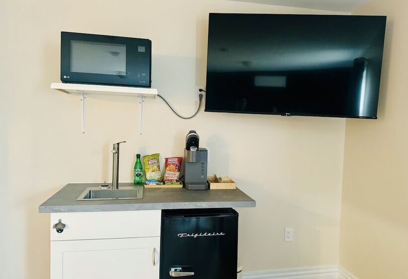 Loyalist Inn & Suites