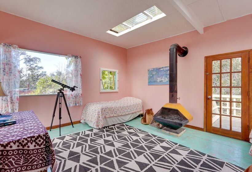 Vibrant Captain Cook Home W/ Lanai & Steam Room!