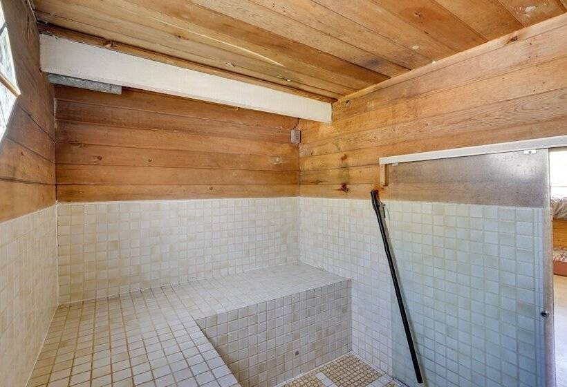 Vibrant Captain Cook Home W/ Lanai & Steam Room!